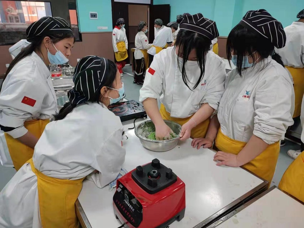 康展职教｜「总部校区」校园清明节“忆传统，制艾果”活动