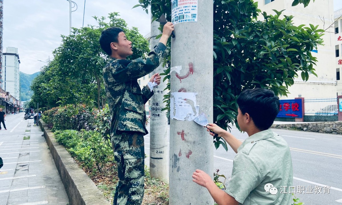 康展职教：学生走上街头，为街民清扫卫生