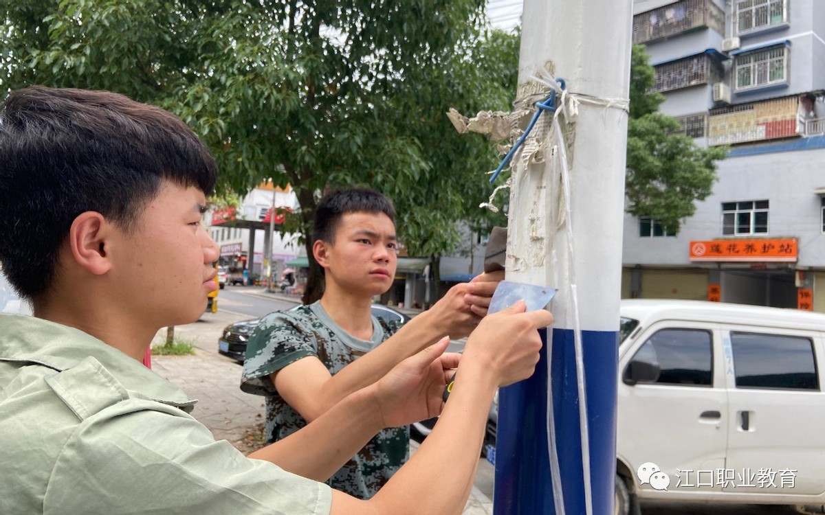 康展职教：学生走上街头，为街民清扫卫生