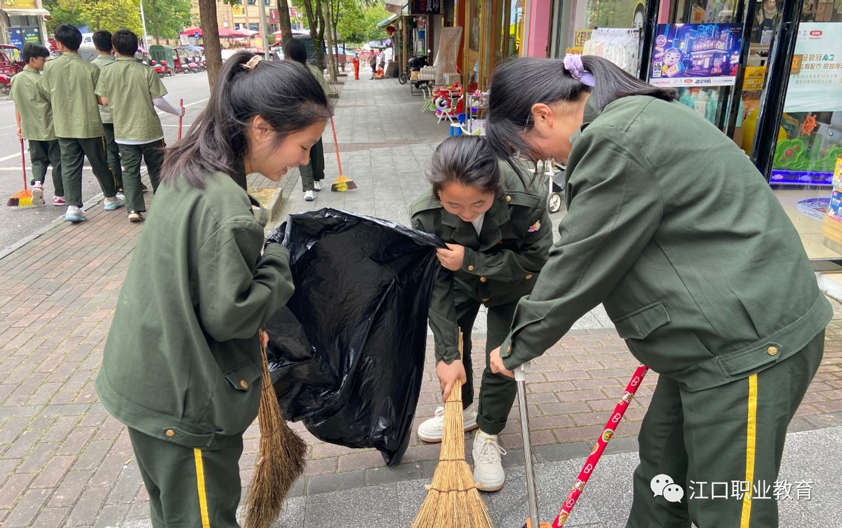 康展职教：学生走上街头，为街民清扫卫生