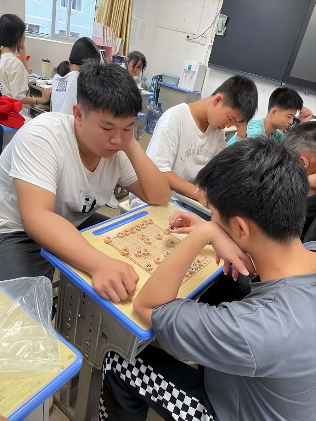 金戈铁马扫千军，羽扇纶巾棋人生